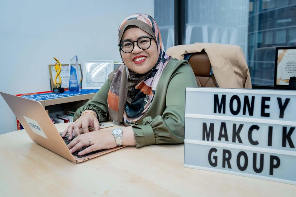 Cik Nur Fitria Rozlan penasihat kewangan yang dikenali sebagai “Moneymakcik” yang mempunyai pasukan lapan orang di bawah bimbingannya.