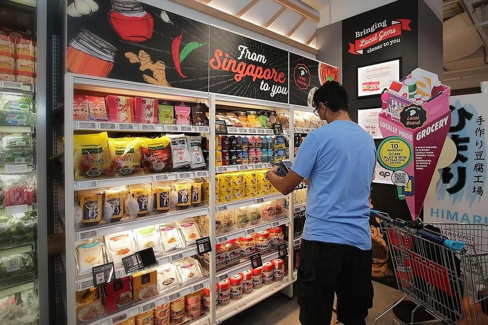 PILIHAN LUAS: Pasar raya NTUC FairPrice Xtra di Parkway Parade ini menawarkan lebih 600 produk setempat. - Foto BH oleh GIN TAY