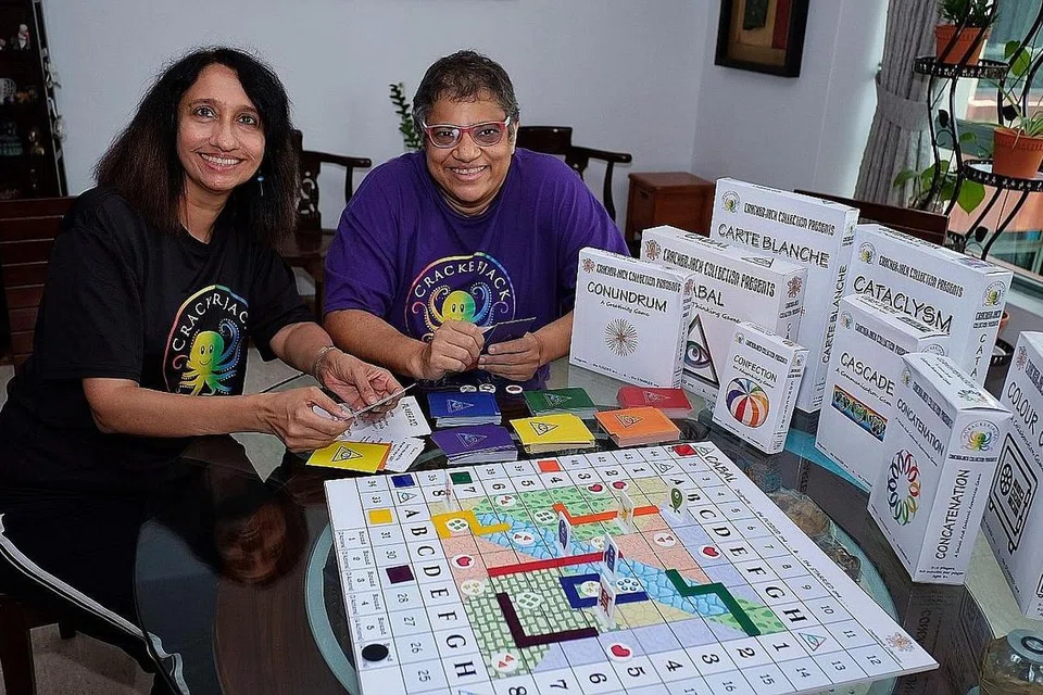 ASAH KEMAHIRAN MENERUSI PERMAINAN: Dua pengasas bersama untuk syarikat FacetheFuture Cik Faeza Sirajudin (kanan) bersama Cik Sunita Venkataraman yakin bahawa permainan yang mereka cipta dapat mengasah kemahiran insani kanak-kanak. - Foto BH oleh KHALID BABA