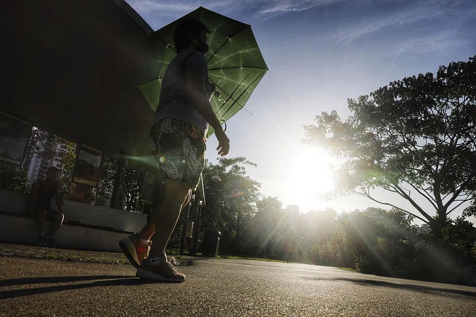 SUHU KEDUA TERTINGGI PERNAH DIREKOD DI SINGAPURA: Suhu mencecah 36.8 darjah Celsius pada 1 April, suhu kedua tertinggi pernah direkodkan di Singapura. - Foto BM oleh KELVIN CHNG