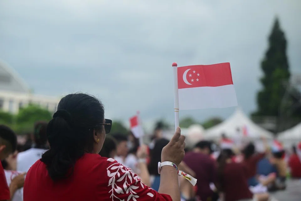 Tujuh daripada 10 warga Singapura, yang ditinjau oleh Kementerian Penerangan dan Pembangunan Digital (MDDI) pada Jun berkata mereka menyokong cara pemerintah mengendalikan dasar luar negara dan percaya ia akan bertindak demi kepentingan terbaik Singapura.
