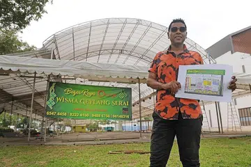 ENCIK SYAH: Diberi kepercayaan mengendalikan bazar Raya pertama di Wisma Geylang Serai. - Foto BH oleh ALPHONSUS CHERN