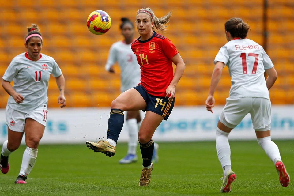 LAMA BEREHAT: Alexia Putellas (jersi merah) terpaksa berehat selama sembilan bulan daripada dunia bola sepak selepas mengalami kecederaan lutut namun kembali ke FC Barcelona pada April untuk membantu kelab gergasi itu menang tiga piala atau ‘treble’.
