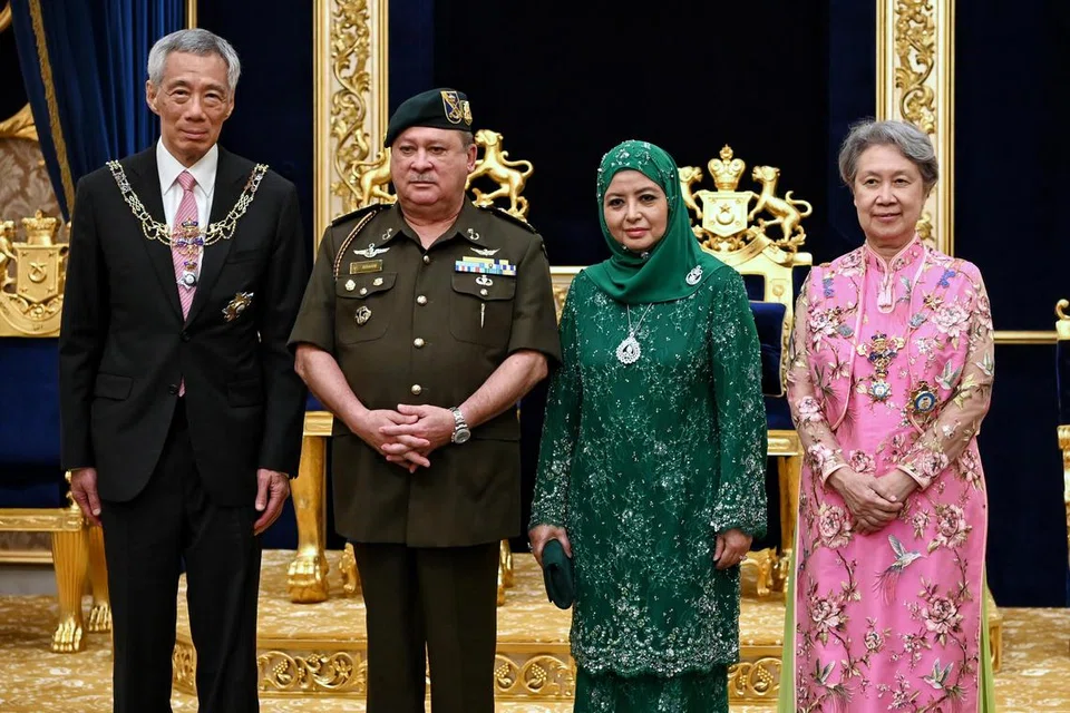 Perdana Menteri Singapura, Encik Lee Hsien Loong (dari kiri); Sultan Johor (kini Yang Dipertuan Agong), Sultan Ibrahim Iskandar dan isteri, Raja Permaisuri Agong Raja Zarith Sofiah, dan Cik Ho Ching bergambar selepas satu majlis. Encik Lee dan isteri masing-masing menerima anugerah Dato’ Sri Paduka Mahkota Johor (SPMJ) dan Dato’ Sri Mulia Mahkota Johor (SMIJ) di Istana Besar di Johor Bahru pada 6 Mei 2022.
