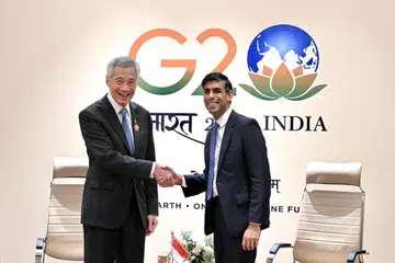 PERKUKUH HUBUNGAN DUA HALA: Perdana Menteri, Encik Lee Hsien Loong (kiri) dan Perdana Menteri Britain, Encik Rishi Sunak bertemu di luar Sidang Puncak G20 di New Delhi, India bagi mengeluarkan Deklarasi Bersama untuk meningkatkan hubungan Singapura-United Kingdom kepada satu perkongsian strategik.