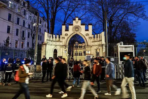Orang awam berjalan lalu pegawai polis rusuhan Turkey yang sedang mengawal semasa satu bantahan di luar Konsult Jeneral Sweden di Istanbul pada Sabtu (22 Jan). Para penunjuk perasaan berhimpun selepas ahli politik sayap kanan Sweden-Denmark, Rasmus Paludan dibenarkan membakar senaskhah Quran di depan kedutaan Turkey di Stockholm pada 21 Januari. 