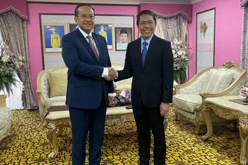 BERTEMU: Dr Maliki Osman bersama Menteri Besar Terengganu, Datuk Seri Ahmad Samsuri Mokhtar pada Rabu. - Foto BH oleh FARID HAMZAH 