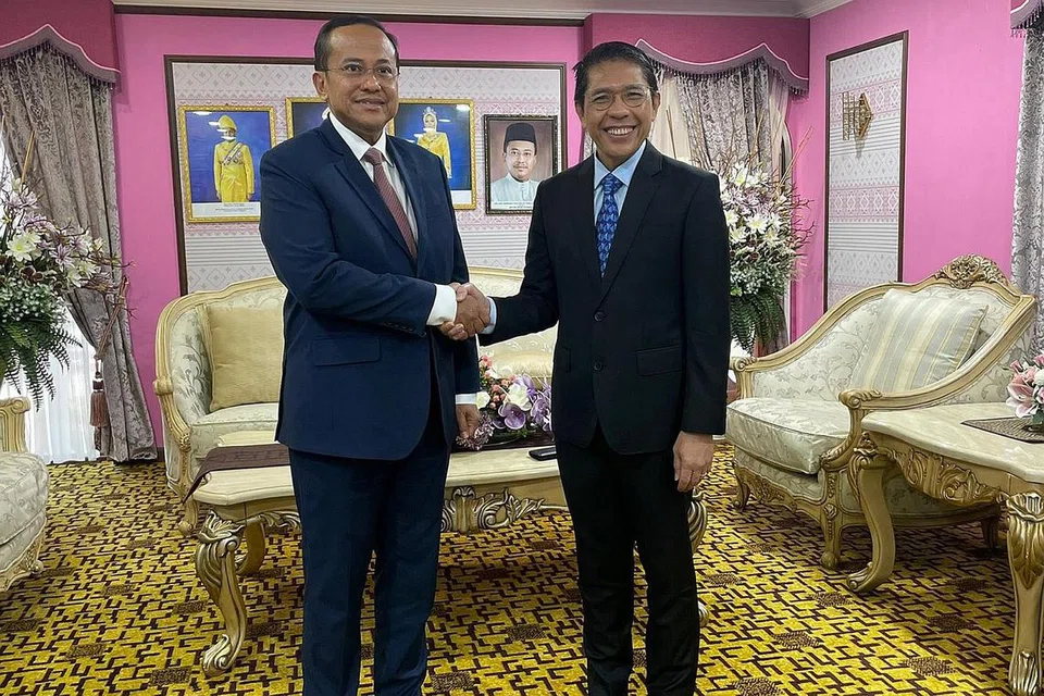 BERTEMU: Dr Maliki Osman bersama Menteri Besar Terengganu, Datuk Seri Ahmad Samsuri Mokhtar pada Rabu. - Foto BH oleh FARID HAMZAH 