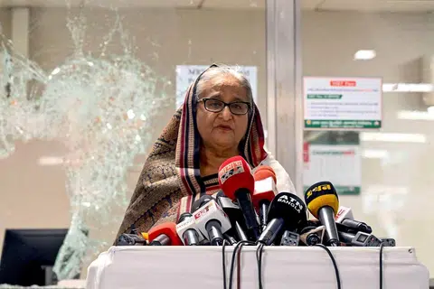 Dalam gambar yang diambil dan diedarkan pada 25 Julai 2024 oleh Pejabat Perdana Menteri Bangladesh, Sheikh Hasina bercakap kepada media di sebuah stesen metro yang dirosakkan di Mirpur, selepas protes anti-kuota. Ribuan penunjuk perasaan menyerbu istana Cik Hasina di Dhaka pada 5 Ogos, selepas beliau melarikan diri dari demonstrasi besar-besaran yang menuntut beliau meletak jawatan.