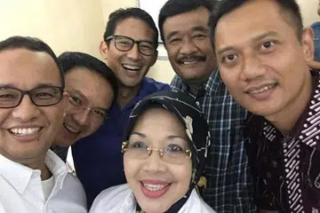SEMPAT 'WEFIE': Calon-calon yang merebut jawatan Gabenor Jakarta sempat ambil gambar wefie bersama sewaktu lawatan ke sebuah hospital di Jakarta (dari kiri) Encik Anies Baswedan, Encik Basuki 'Ahok' Tjahaja Purnama, Encik Sandiaga Uno, Cik Sylviana Murni, Encik Djarot Saiful Hidayat dan Encik Agus Harimurti Yudhoyono. - Foto INSTAGRAM