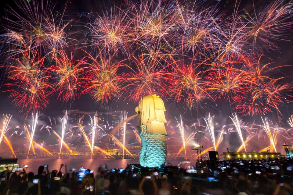 Bunga api menyinari kawasan Marina Bay pada sambutan Hari Kebangsaan 2023.