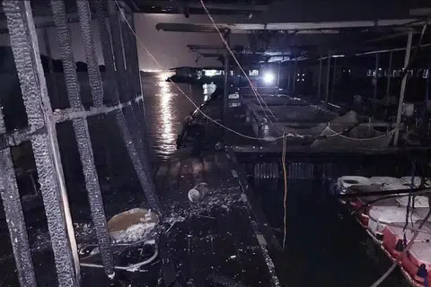 TEMPAT KEJADIAN: Kebakaran di ladang ikan luar pesisir berhampiran Pulau Tekong yang melibatkan generator berlaku kira-kira 11.50 malam.