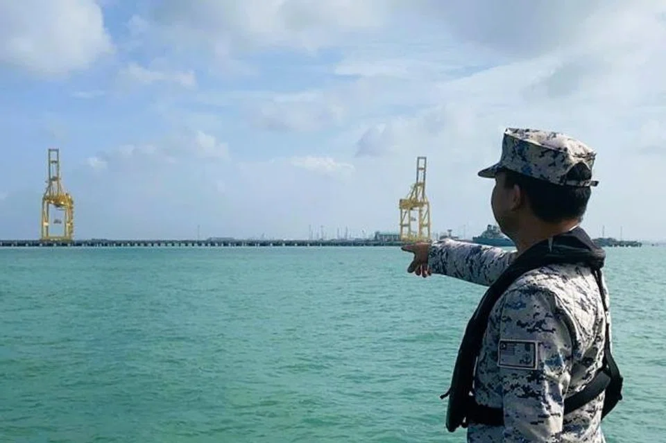 Anggota Agensi Penguatkuasaan Maritim Malaysia (APMM) melakukan rondaan operasi mencari dan menyelamat (SAR).