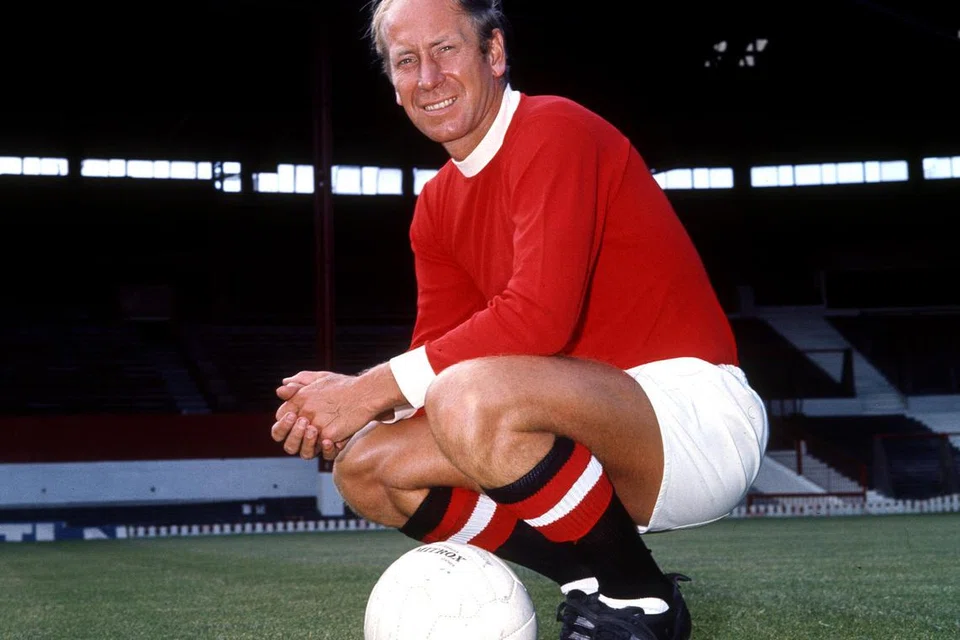 WIRA NEGARA, WIRA KELAB: Sepanjang kerjaya bola sepaknya, Sir Bobby Charlton telah mengharumkan nama negaranya, England dan kelab Manchester United. 