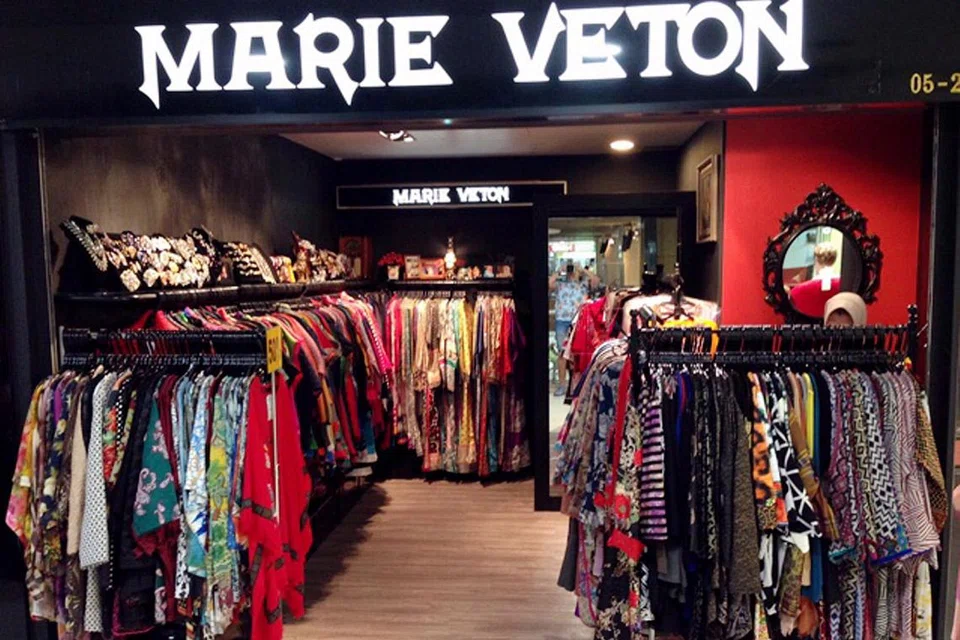 DAPAT BERTAHAN: Cik Syeefa, pemilik butik Marie Veton, telah menjalankan perniagaannya di Far East Plaza sejak 26 tahun lalu. - Foto-foto ihsan SYEEFA AL MAHDALY