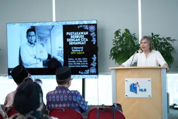 Naib Pengerusi Yayasan Warisan Melayu (MHF) dan anggota Majlis Bahasa Melayu Singapura (MBMS) dan Sahabat Sastera, Dr Azhar Ibrahim Alwee selaku hos acara, berkongsi kenangan manis bersama arwah.