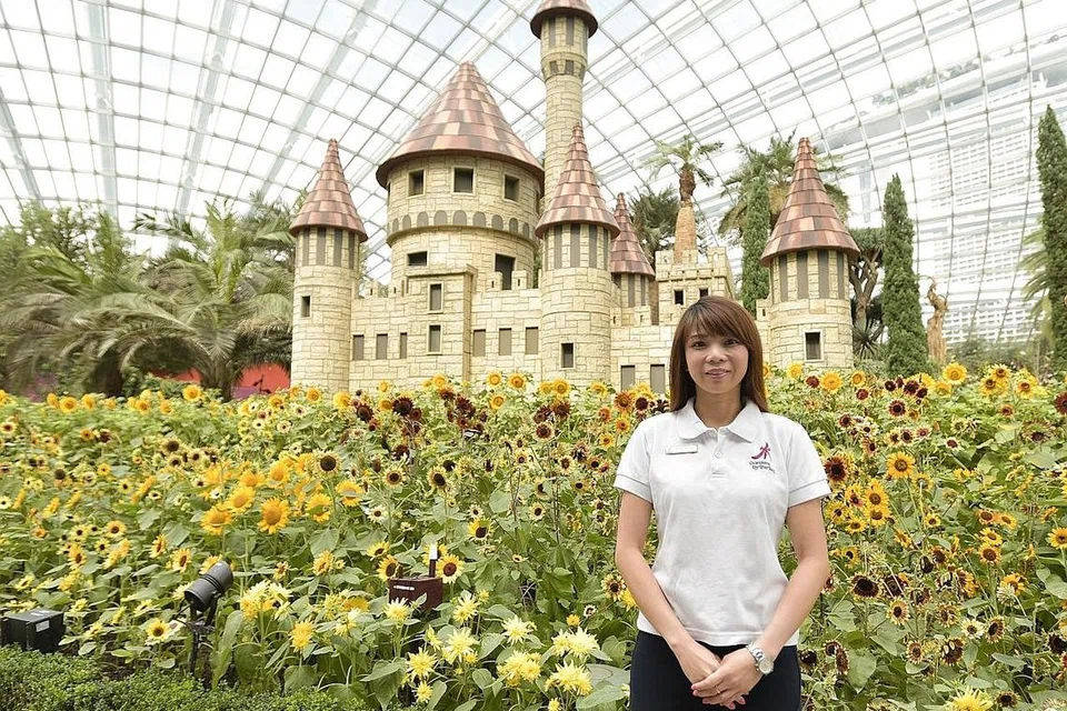 PAMERAN UNIK: Buat pertama kali, sebuah pameran bunga matahari akan diadakan di Flower Dome. Pameran tersebut direka oleh Cik Felicia Chua yang pernah mereka dua pameran bunga sebelum ini. - Foto BH oleh MATTHIAS CHONG