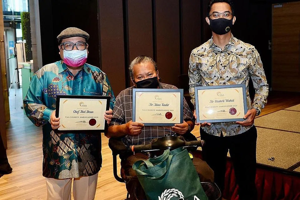 SOKONGAN SELEBRITI: Tiga selebriti Singapura (dari kiri), cef Mel Dean, pelawak Alias Kadir dan pelakon Shahril Wahid, dilantik sebagai Duta Amal TAA untuk meningkatkan kesedaran orang ramai mengenai badan amal itu. - Foto TAA