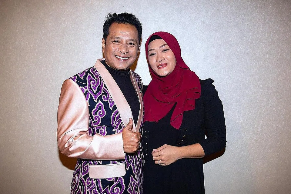 ISTERIKU, PENGURUSKU: Shafie Rio (kiri) selesa kerjaya seninya diuruskan isterinya, Ogy Fazilah Nordin, yang lebih memahami cita rasanya di samping tidak putus-putus memberinya kata-kata semangat. - Foto BM oleh ZALEHA ABDUL KADER