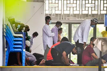 KEADAAN SEPERTI BIASA: Jemaah di Masjid Assyafaah ketika melakukan ibadah sebelum mendirikan solat Jumaat semalam. - Foto BH oleh LIM YAOHUI 