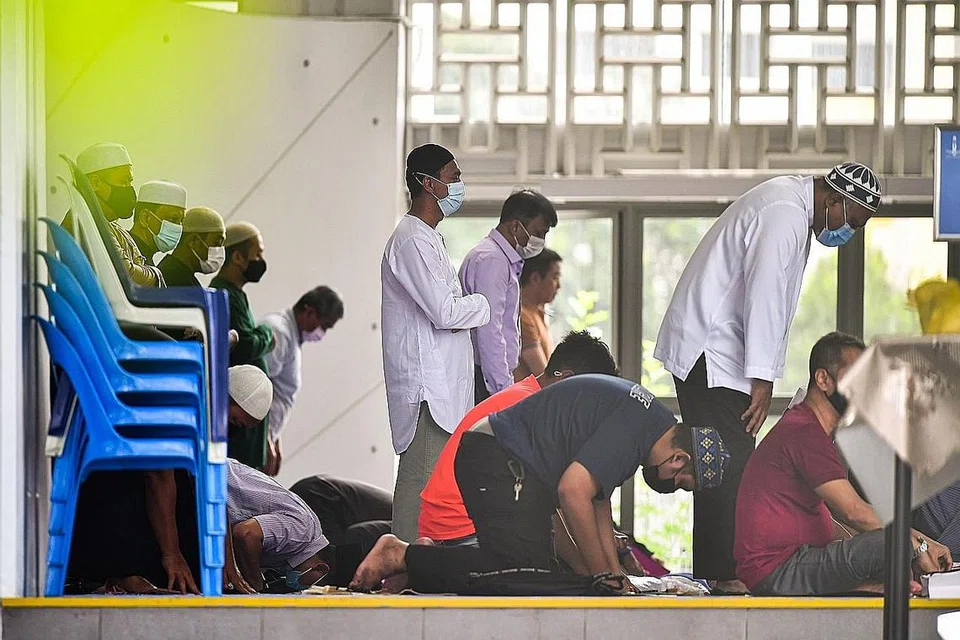 KEADAAN SEPERTI BIASA: Jemaah di Masjid Assyafaah ketika melakukan ibadah sebelum mendirikan solat Jumaat semalam. - Foto BH oleh LIM YAOHUI 