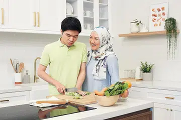 KASIH IBU: Cik Faraliza Zainal meninggalkan kerjaya dalam dunia korporat untuk memberi jagaan sepenuh masa kepada anaknya Encik Ashraf Mohammad Ali yang menghidap autisme. - Foto ISABELLE LIM