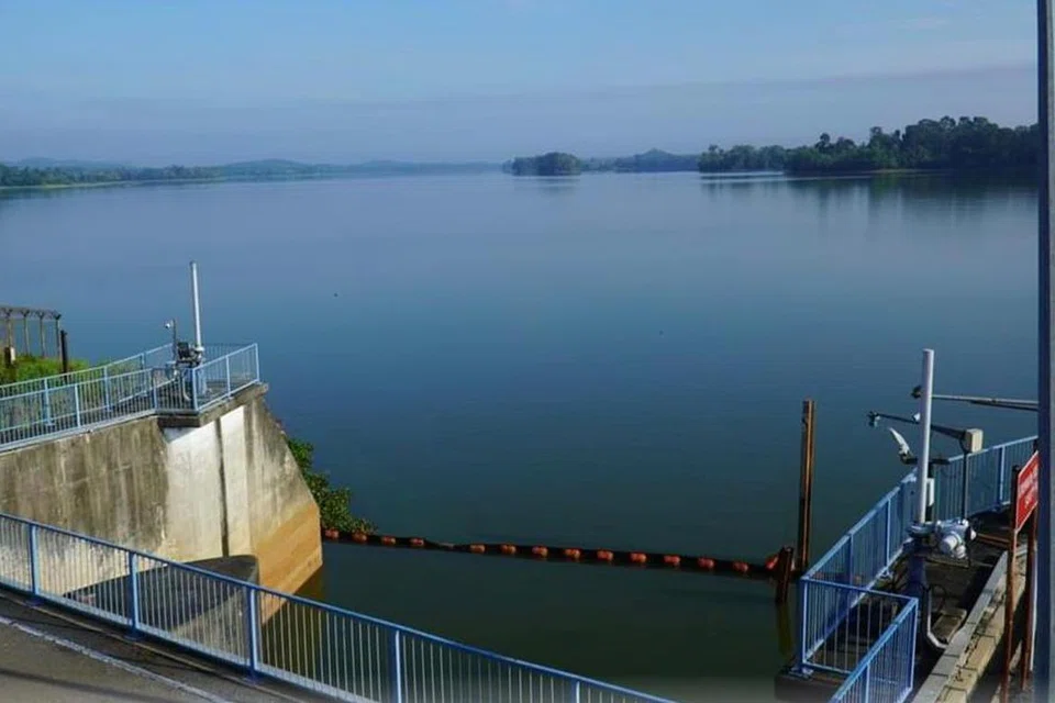 Empangan Sembrong di Johor, antara yang menghampiri paras kritikal dek kesan cuaca panas dan kering yang melanda Malaysia ketika ini. 