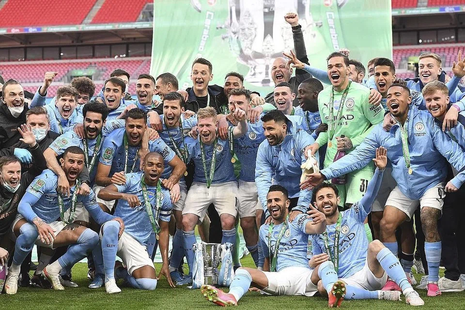 SATU PIALA SUDAH DALAM TANGAN..DUA LAGI MENANTI?: Manchester City kekal di landasan untuk merebut tiga gelaran, berentap di separuh akhir Liga Juara-Juara menentang Paris Saint-Germain awal pagi Khamis ini sebelum menantikan peluang digelar juara EPL hujung minggu depan. - Foto EPA-EFE 