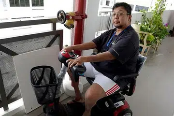 MAMPU BERDIKARI: Biarpun mengalami pelbagai penyakit termasuk PAH, namun Encik Mohd Amin membuktikan yang beliau masih boleh berdikari kerana lebih sedar akan penyakit yang dialaminya dan tahu cara menguruskannya. - Foto TUKIMAN WARJI