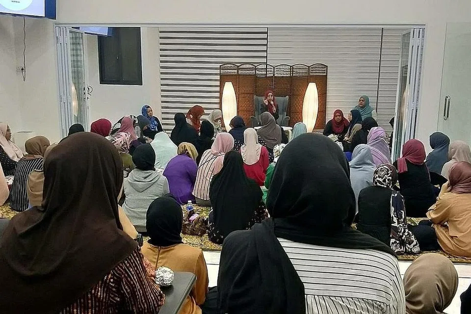 SAMBUTAN MEMBERANGSANGKAN: Para pelajar dalam satu program pendidikan Islam percuma yang dijalankan oleh Nur Insan. Dengan khidmat yang diberikan ia terus mengharapkan sokongan kukuh daripada orang ramai. - Foto NUR INSAN, diambil sebelum pandemik Covid-19.