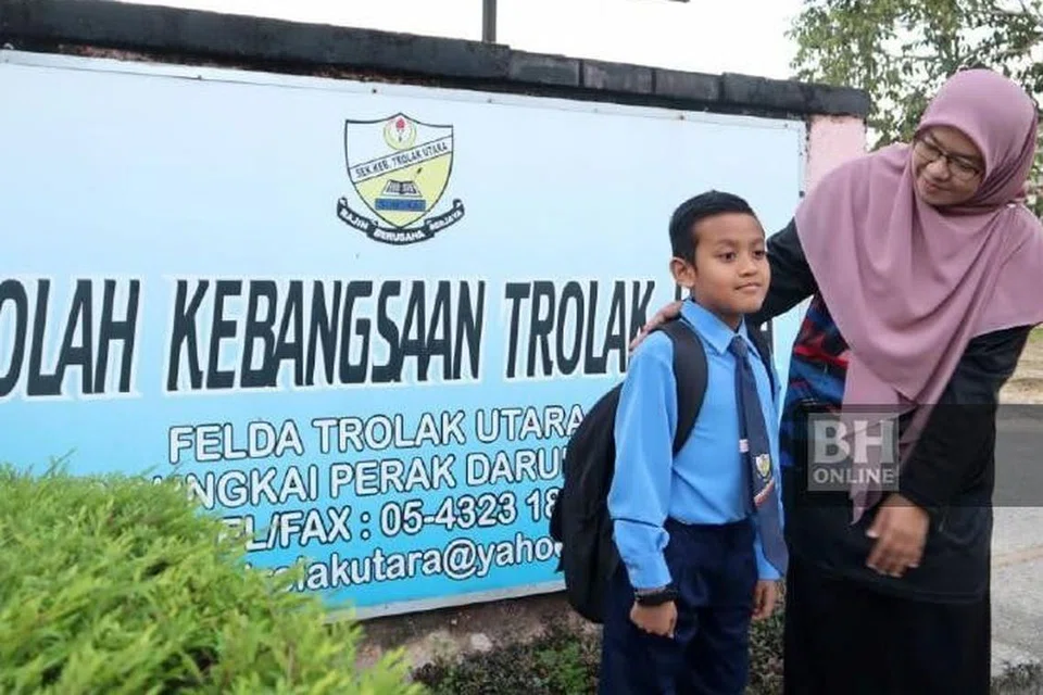 Attar Azim memulakan hari pertama di Sekolah Kebangsaan Trolak Utara sambil ditemani ibu saudaranya, Cik Umi Salwa, pada 19 Mac pagi.