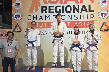 Cik Natasha Mustafa (dua dari kanan) memenangi pingat gangsa ketika beliau bertanding dalam pertandingan Kejohanan Serantau Asia, Asia Tenggara (SEA) yang diadakan di Filipina pada Julai tahun ini memberinya kelayakan untuk menyertai Sukan SEA 2025.