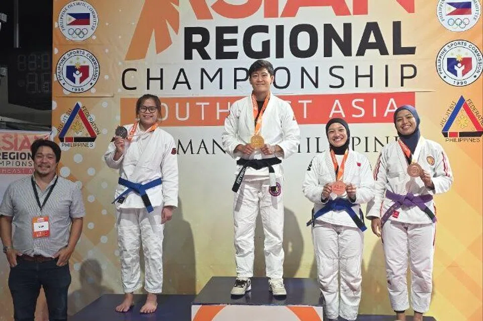 Cik Natasha Mustafa (dua dari kanan) memenangi pingat gangsa ketika beliau bertanding dalam pertandingan Kejohanan Serantau Asia, Asia Tenggara (SEA) yang diadakan di Filipina pada Julai tahun ini memberinya kelayakan untuk menyertai Sukan SEA 2025.