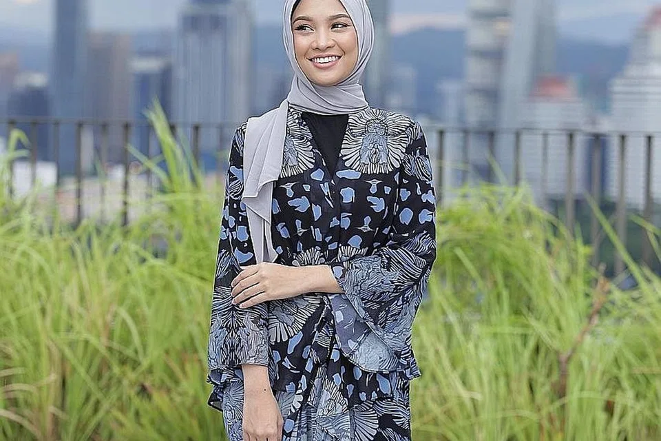 REBUT PELUANG SEGARKAN MINDA: Sewaktu beraya dalam tempoh Perintah Kawalan Pergerakan Bersyarat (PKPB), Nabila Razali ambil peluang berehat bersama keluarga demi kembalikan semula kesegaran minda dan jasmaninya yang penat bekerja berterusan. - Foto ihsan NABILA RAZALI