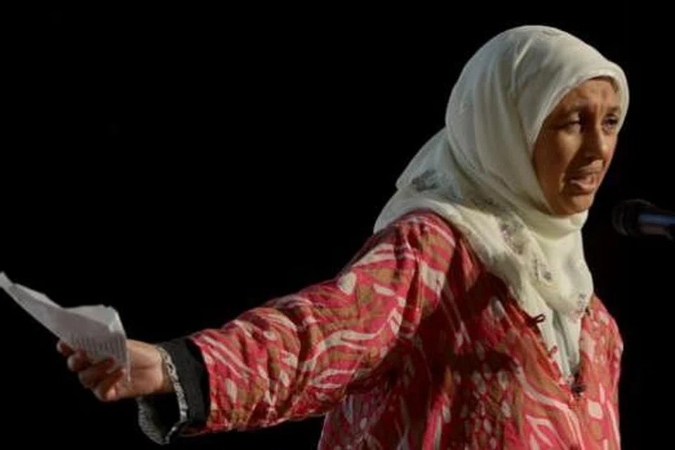 TURUT MENDEKLAMASI: Isteri Haji Suratman, Cik Halimah Madon, turut membaca puisi di acara sama, diselangi persembahan Cikgu Md Khair Yassin dan Encik Herman Mutiara. Acara ini berupa program Lembaga Perpustakaan Negara untuk menonjolkan sasterawan mapan setiap enam bulan sekali.