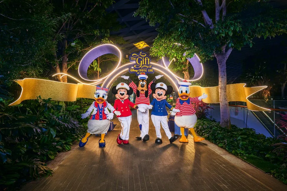 ‘The Gift of Disney’ di Jewel Lapangan Terbang Changi menyajikan pengalaman perayaan dengan sesi pertemuan bersama watak Disney kegemaran seperti Mickey Mouse dan rakan-rakannya.