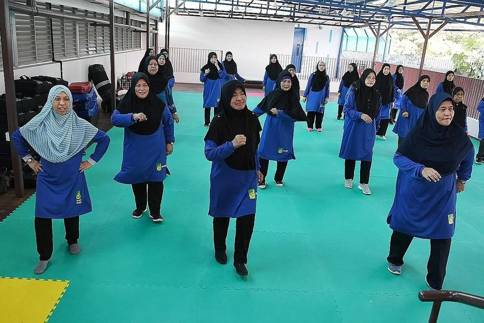 KEKAL CERGAS: Jemaah Masjid An-Nur menyertai program bersenam di bawah daya usaha 'Jaga Kesihatan, Jaga Ummah (JKJU)' yang dianjurkan masjid itu pada setiap hari Jumaat. - Foto fail