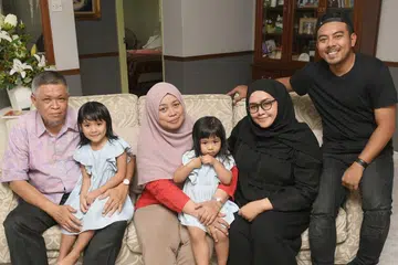 HARGAI MANFAAT: Encik Zulkeplee Mustafa (paling kiri) menghargai manfaat di bawah Pakej Generasi Merdeka. Pakej itu bertujuan memberi ketenangan kepada Encik Zulkeplee dan keluarganya sedang beliau meniti usia lanjut. Encik Zulkeplee bergambar bersama keluarga termasuk (dari kiri) cucu Layka Alyka, isteri Cik Mahani Abdullah, seorang lagi cucu Sharmeen Arissa, anak Nur Shereen Zulkeplee serta menantu Abdul Rahman Abdul Kadir. - Foto BH oleh SAHIBA CHAWDHARY