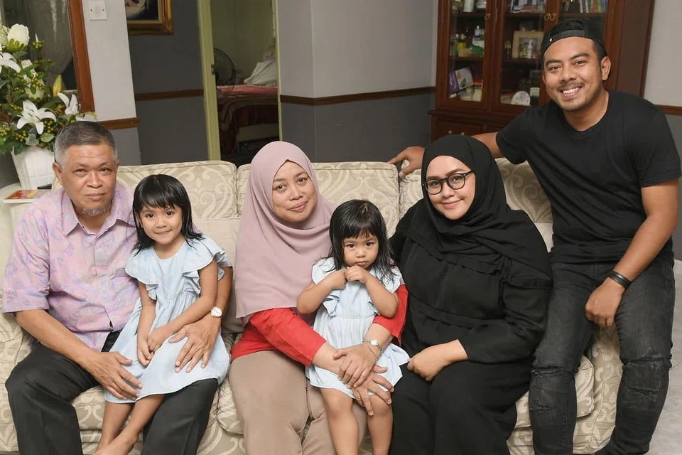 HARGAI MANFAAT: Encik Zulkeplee Mustafa (paling kiri) menghargai manfaat di bawah Pakej Generasi Merdeka. Pakej itu bertujuan memberi ketenangan kepada Encik Zulkeplee dan keluarganya sedang beliau meniti usia lanjut. Encik Zulkeplee bergambar bersama keluarga termasuk (dari kiri) cucu Layka Alyka, isteri Cik Mahani Abdullah, seorang lagi cucu Sharmeen Arissa, anak Nur Shereen Zulkeplee serta menantu Abdul Rahman Abdul Kadir. - Foto BH oleh SAHIBA CHAWDHARY