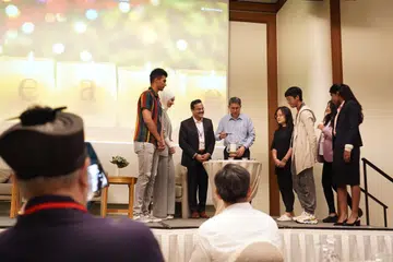 TELADAN: Dr Muhammad Faishal Ibrahim (lima dari kanan) dan Pengerusi Lembaga Pengarah, Heartfulness Limited Singapore, Encik Nitin Govilla (tiga dari kiri) bersama beberapa belia daripada agama berbeza dalam nyalaan lilin perdamaian bersama.