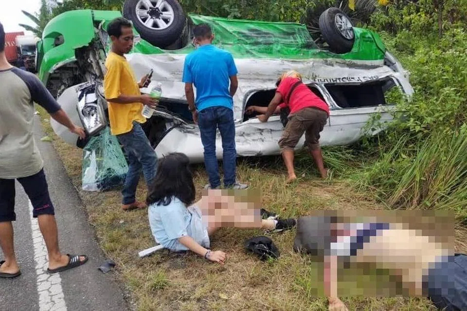 Van pelancong yang terbabit dalam kemalangan dengan treler yang hilang kawalan di Kilometer 21, Jalan Semporna-Tawau, Sabah, pada 11 Mac menyebabkan seorang pelancong warga Singapura maut, manakala empat lagi warga Singapura parah. 