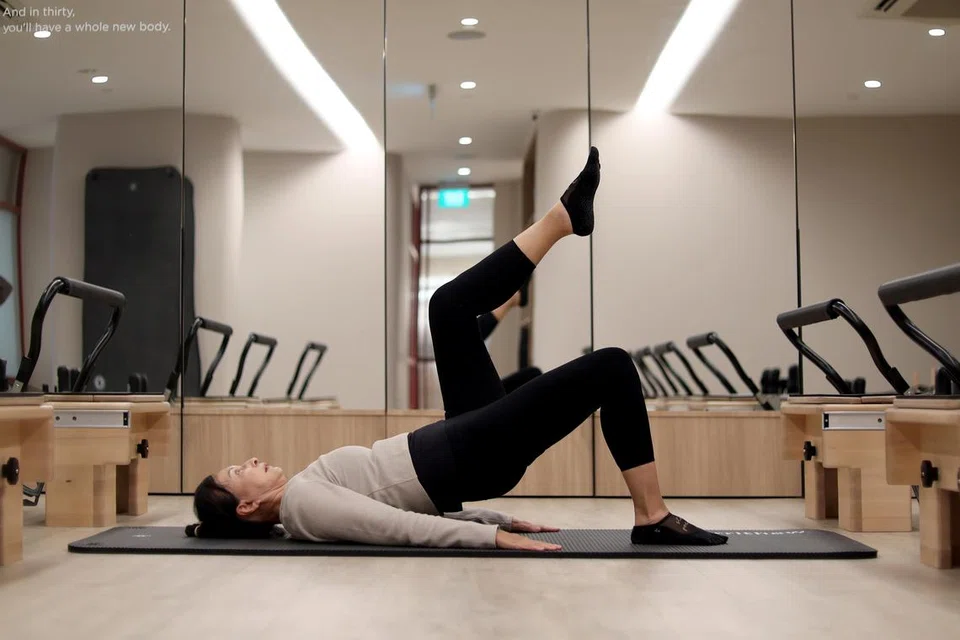 Satu lagi  posisi ‘pilates’ bagi menguatkan otot seluruh badan.