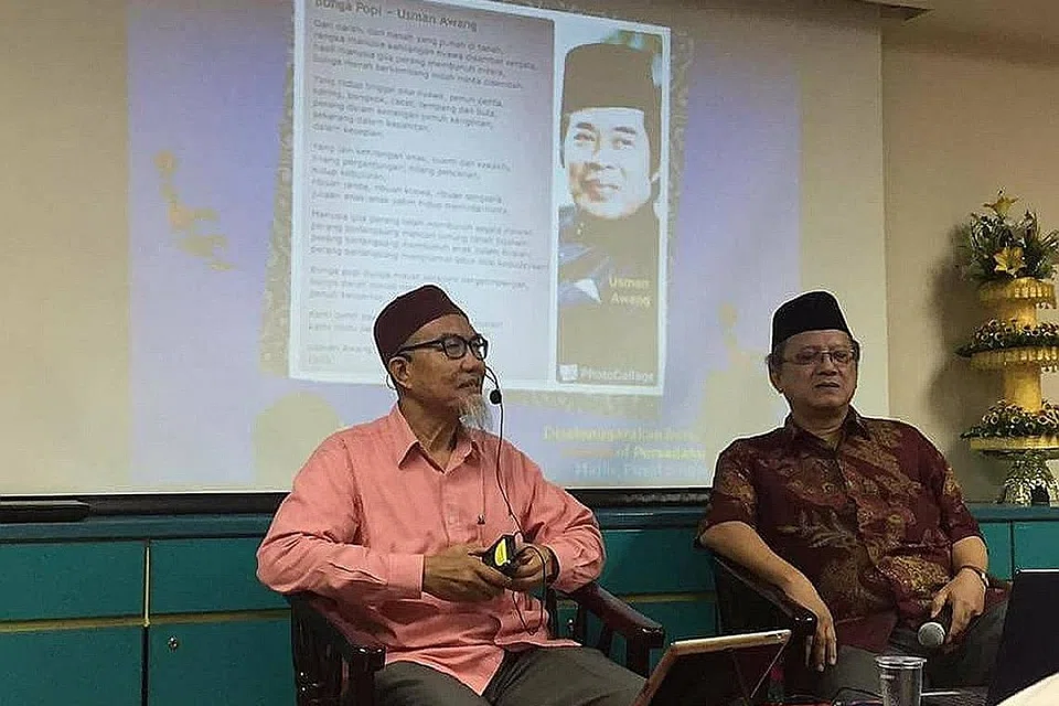 PERSADAKU.ORG DIKENALI MENERUSI PENGANJURAN ACARA KEBAHASAAN, PERSURATAN DAN BUDAYA: PROGRAM WACANA: Penulis mapan Jamal Ismail (kiri) dan Encik Yahya Hamid mewarnai sesi 'Sembang Sastera' yang membincangkan pemikiran tokoh sasterawan seperti Usman Awang menerusi karya-karya yang dihasilkannya menerusi program anjuran Persadaku.org. - Foto IHSAN PERSADAKU.ORG 