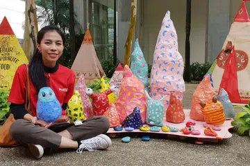 GEMBIRAKAN KANAK-KANAK: Cik Nadiah Alsagoff salah seorang pereka acara Neverland di Pantai Pasir Ris yang mendapat inspirasi daripada cerita dongeng kanak-kanak, Peter Pan.