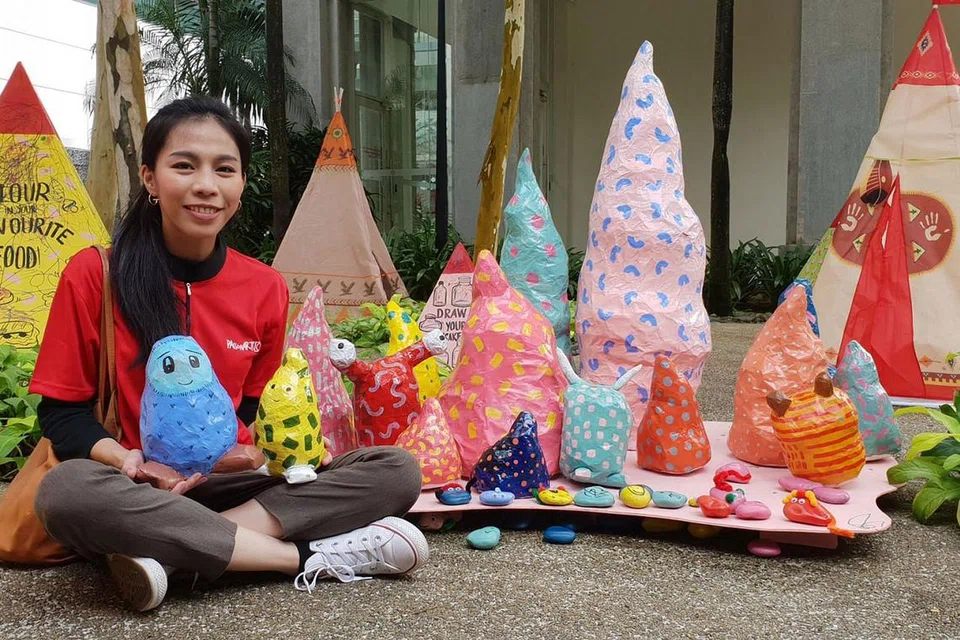 GEMBIRAKAN KANAK-KANAK: Cik Nadiah Alsagoff salah seorang pereka acara Neverland di Pantai Pasir Ris yang mendapat inspirasi daripada cerita dongeng kanak-kanak, Peter Pan.