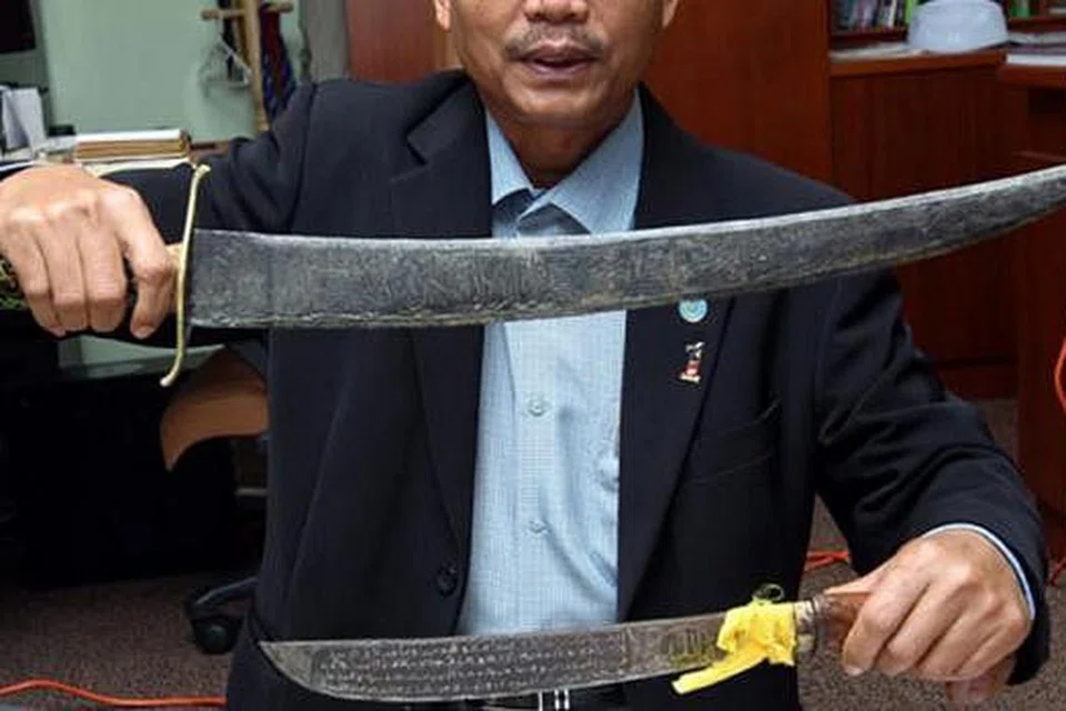 SENJATA BAHAYA: Pedang ini turut dirampas pihak berkuasa.