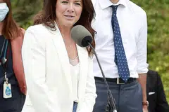 DEMAM PILIHAN RAYA: Encik Justin Trudeau dan isterinya, Cik Sophie Gregoire, menemui pengundi di Vancouver Isnin lalu. Perdana Menteri Canada ini berdepan kemarahan warga yang menolak kewajipan vaksinasi Covid-19 semasa kempen pilihan raya umum. - Foto AFP