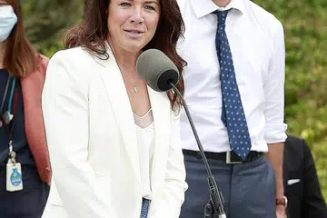 DEMAM PILIHAN RAYA: Encik Justin Trudeau dan isterinya, Cik Sophie Gregoire, menemui pengundi di Vancouver Isnin lalu. Perdana Menteri Canada ini berdepan kemarahan warga yang menolak kewajipan vaksinasi Covid-19 semasa kempen pilihan raya umum. - Foto AFP
