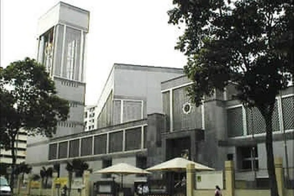 PERLU PENINGKATAN: Masjid Ar-Raudhah (atas) di Bukit Batok ini memerlukan projek baik pulih bagi memenuhi keperluan penduduk yang bertambah di samping semakin ramainya jemaah berusia lanjut. - Foto fail