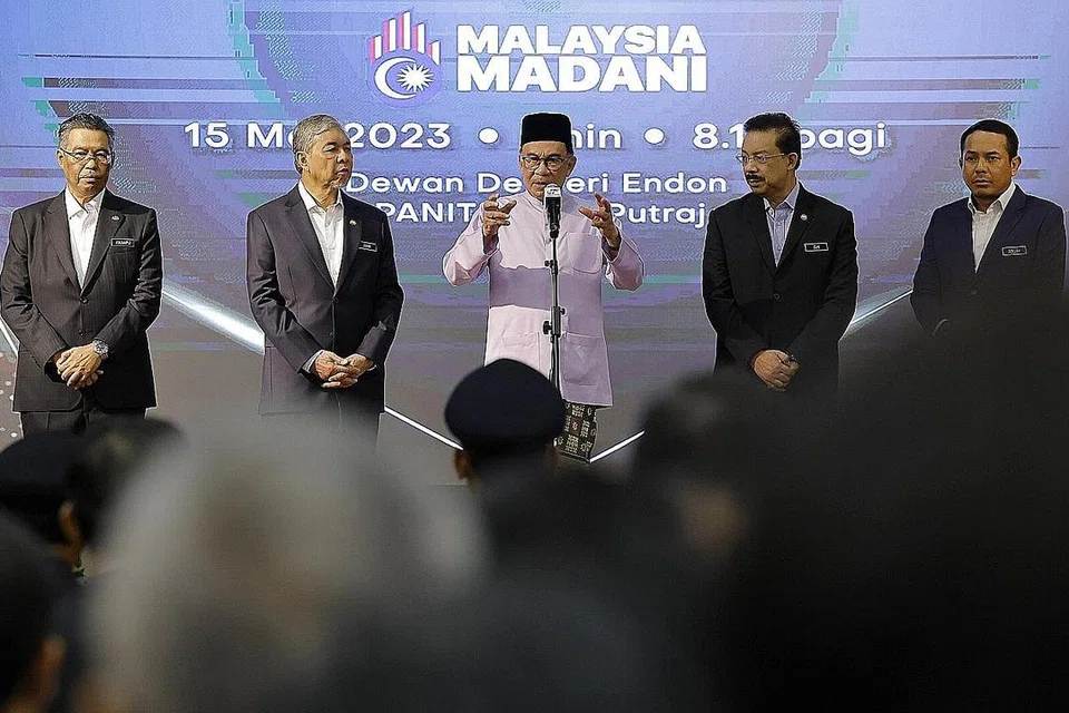 TEMU KAKITANGAN KERAJAAN: Datuk Seri Anwar Ibrahim (tengah) menyampaikan ucapan semasa Majlis Perhimpunan Bulanan Perdana Menteri bersama warga Jabatan Perdana Menteri (JPM). Turut sama, Timbalan Perdana Menteri Datuk Seri Dr Ahmad Zahid Hamidi (dua dari kiri) dan Ketua Setiausaha Negara (KSN), Tan Sri Mohd Zuki Ali (dua dari kanan). - Foto BERNAMA